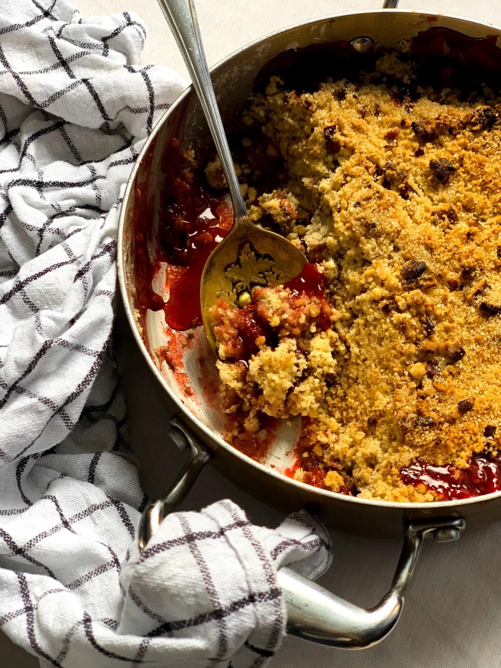STRAWBERRY & PECAN&nbsp;CRUMBLE